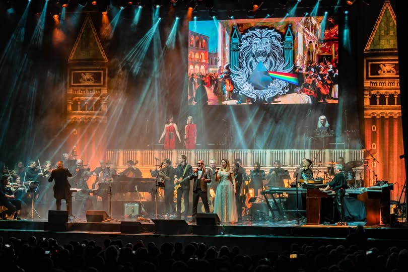 Una foto del concerto del gruppo musicale Le Orme durante la loro esibizione al Gran Teatro Geox di Padova